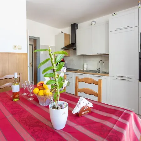 Apartment Mira 