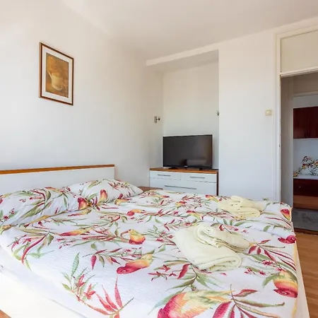 Apartment Mira 