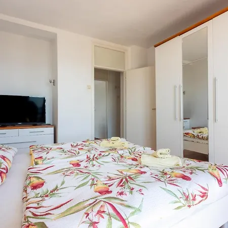 Apartment Mira 